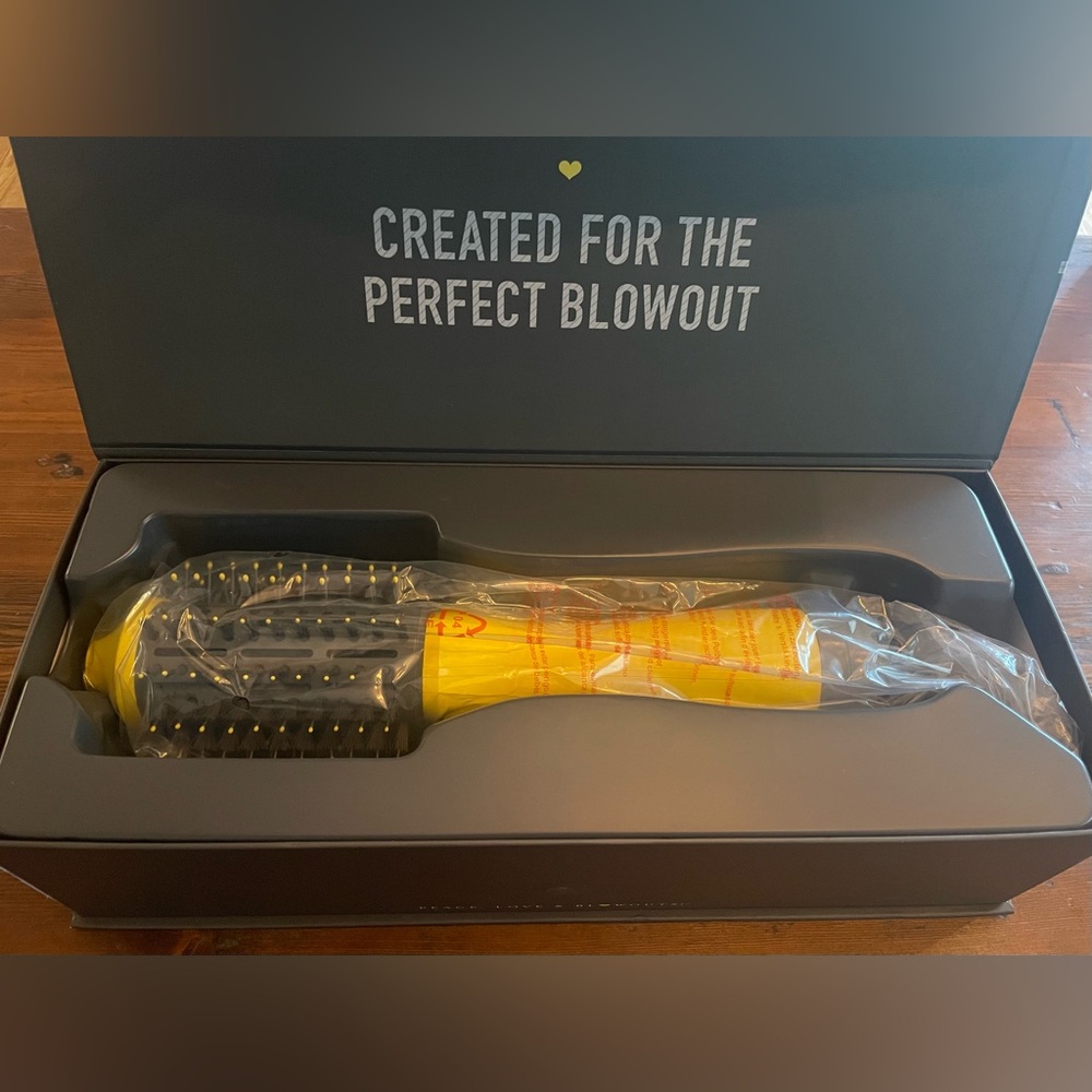 New in Box: Drybar Round Blow-Dryer Brush - The Single Shot (2”25 barrel)